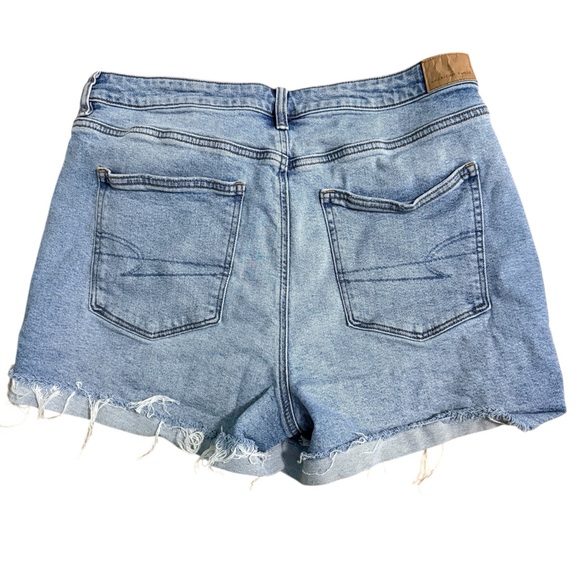 American Eagle Strigid Distressed Mom Denim Women Shorts Size 14 - Picture 3 of 10